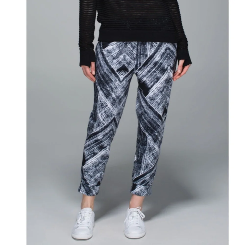 LULULEMON Jet Crop Full-On Luon Heat Wave White Black Size 6